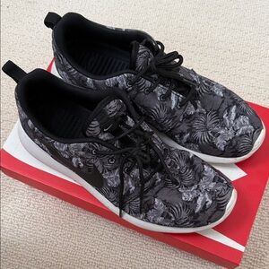 Nike RosheRun Print Black and White Floral Sneakers